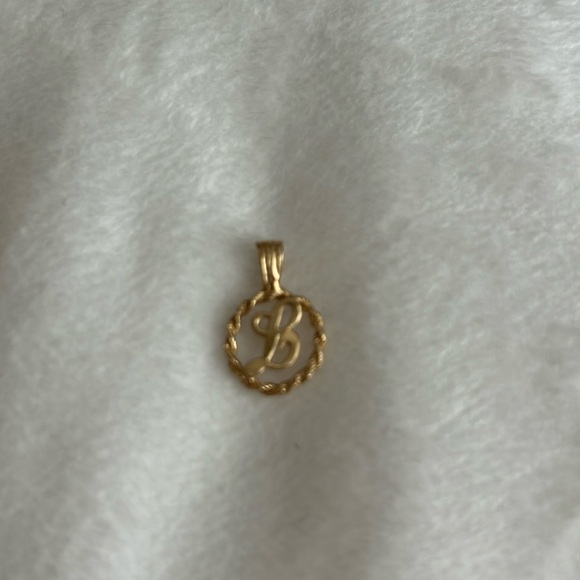Solid 14k Gold Love Letter Initial L Pendant. - Picture 6 of 9